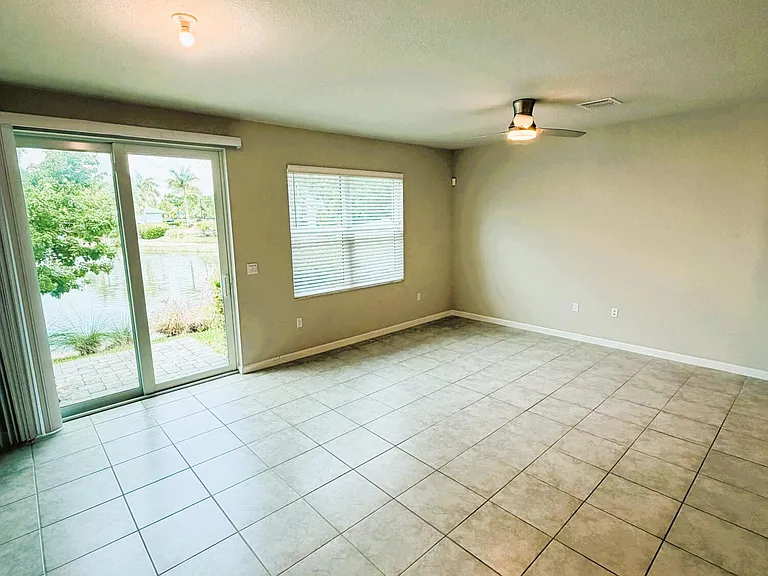 342 SE Angler Dr — Photo 5