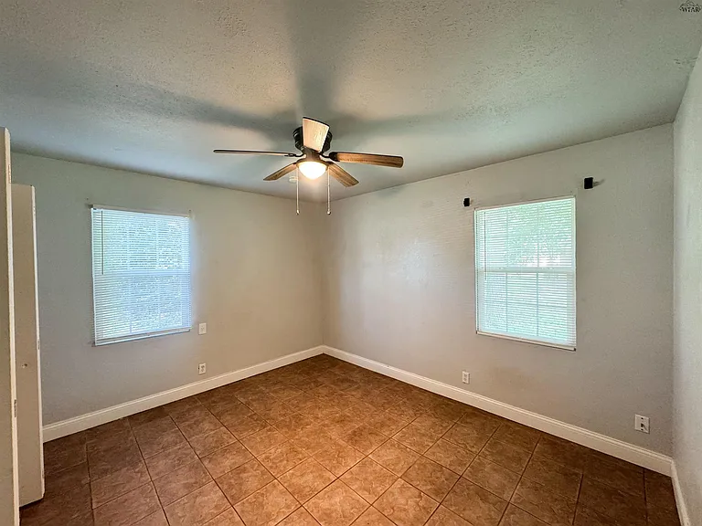 1403 E Cortez Dr — Photo 4