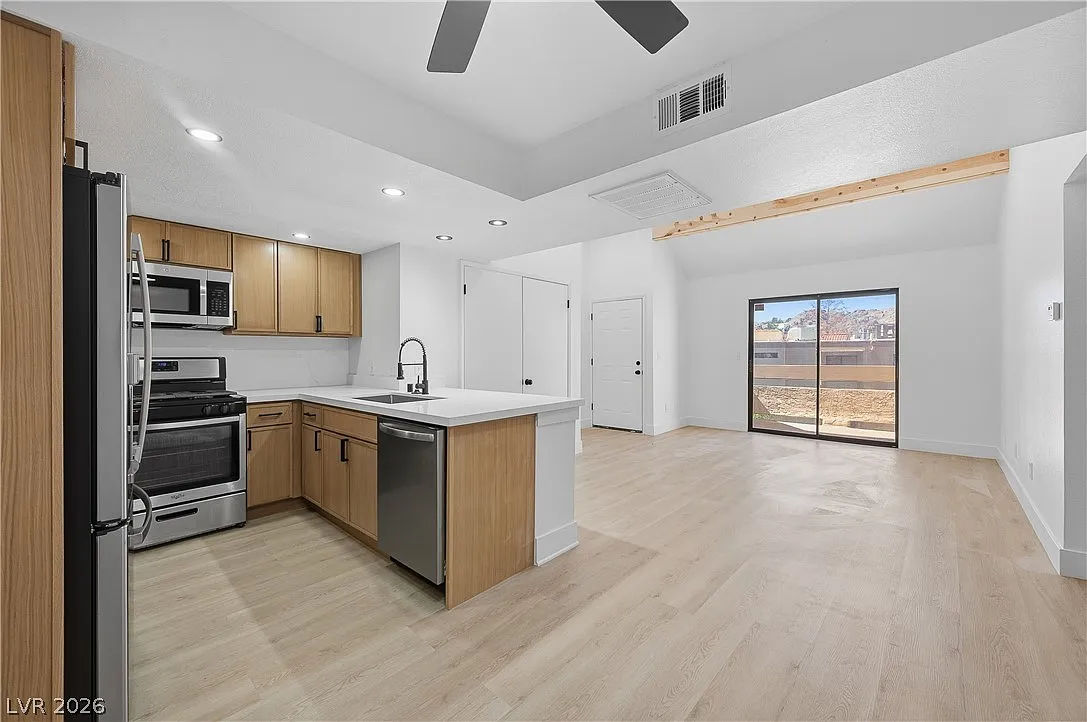 2 bed, 1.0 bath, 810 sqft, $1,350 — Photo 1