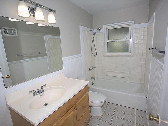 3rd image of 140 Embassy Ln