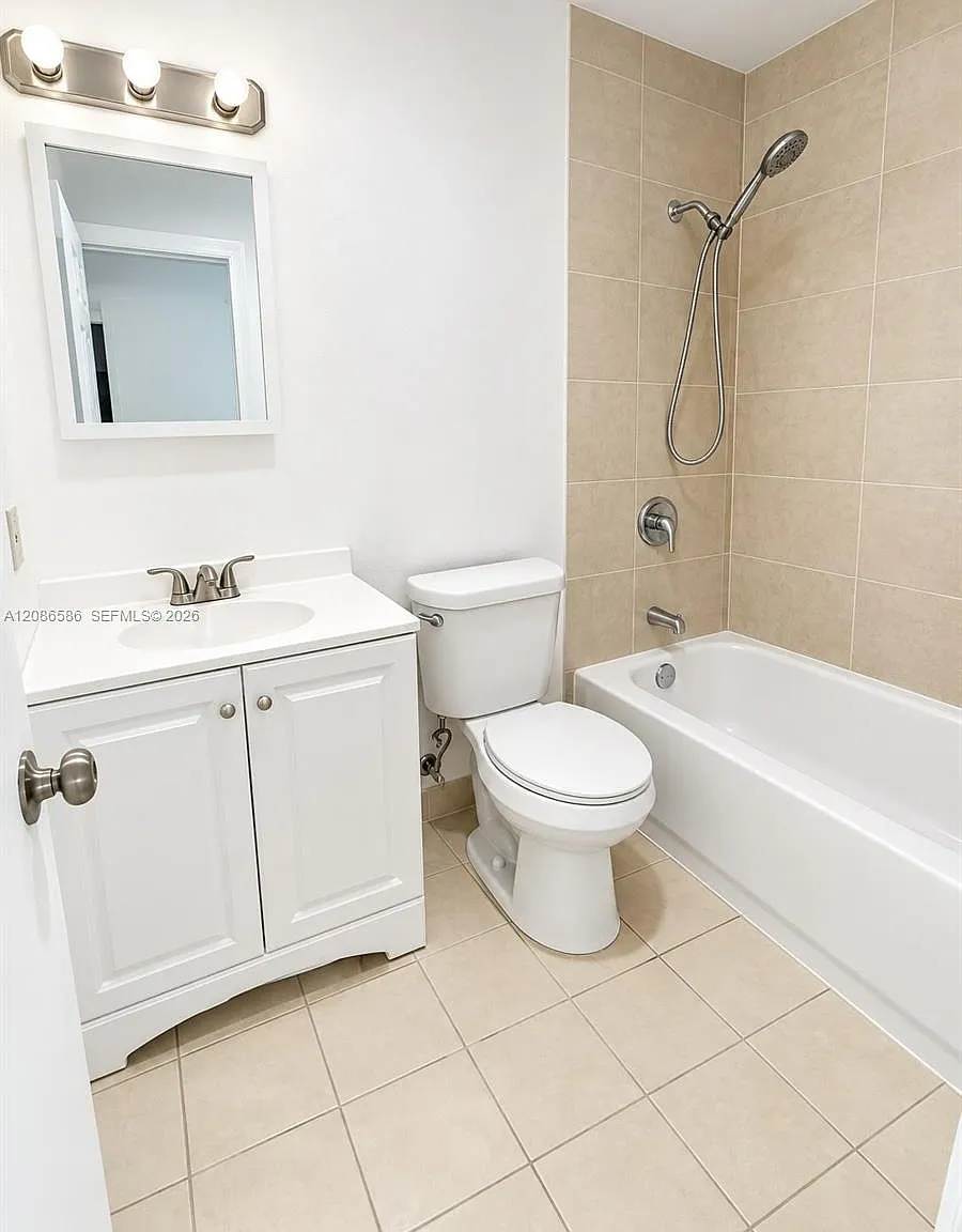 Deerfield Palms Condo — Photo 1