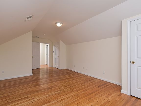 5th image of 180 Plymouth Dr