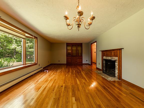 5th image of 322 Spring St