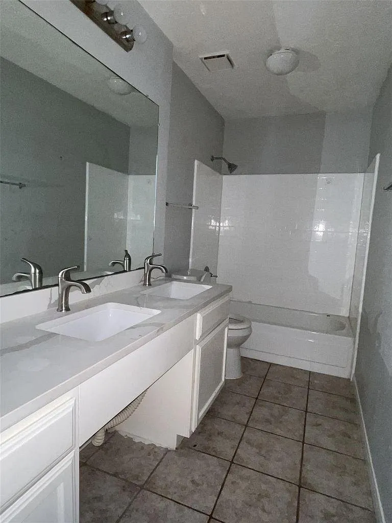 4 bed, 2.5 bath, 2396 sqft, $2,449 — Photo 2