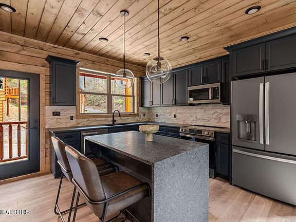 5th image of 2104 Valley Creek Way