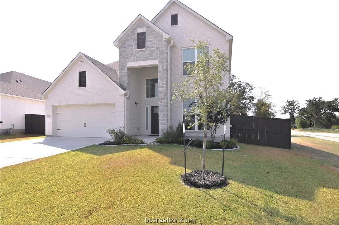 4 bed, 3.5 bath, 2600 sqft, $3,200 — Photo 1