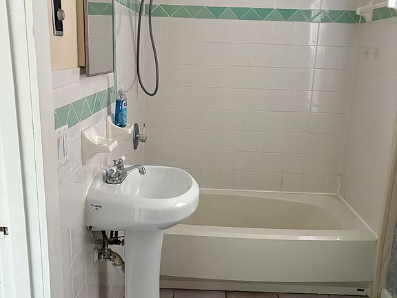 5th image of 719 NE 4th St