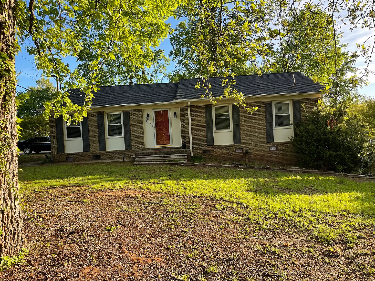 3 bed, 1.5 bath, 1221 sqft, $1,900 — Photo 2
