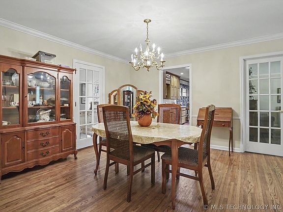 4th image of 2882 S Florence Ave