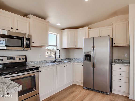 3rd image of 633 N Warren Rd