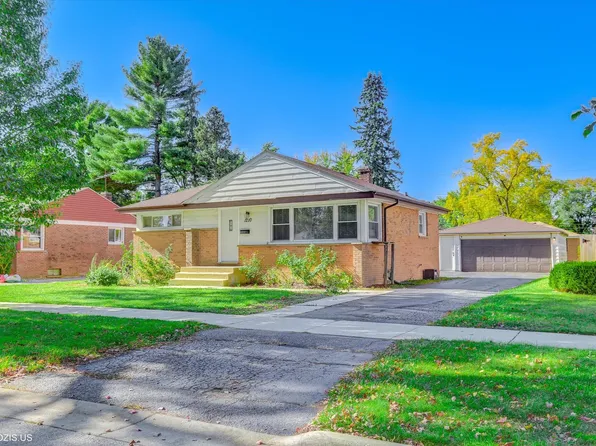 1210 Mohawk Dr, Elgin, IL 60120