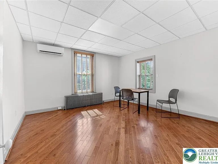401 W Broad St — Photo 19