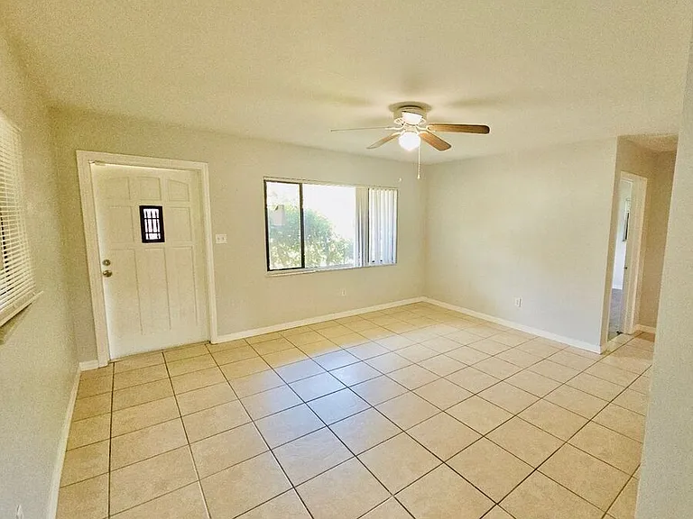 1427 Pleasant Pl — Photo 3