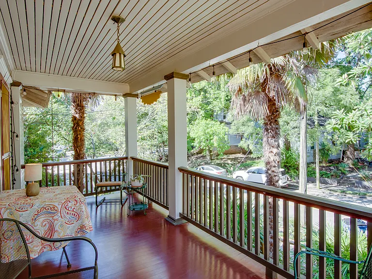 +2 beds/1 bath
+Top unit of a duplex
+Unit includes private kitchen, laundry, bedrooms, bathroom
+Property requires climbing stairs