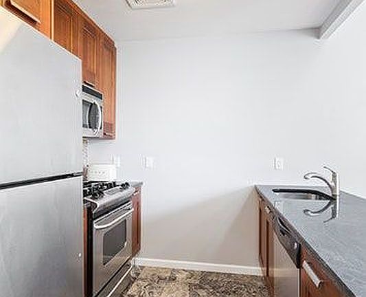 3rd image of 368 12th St #6