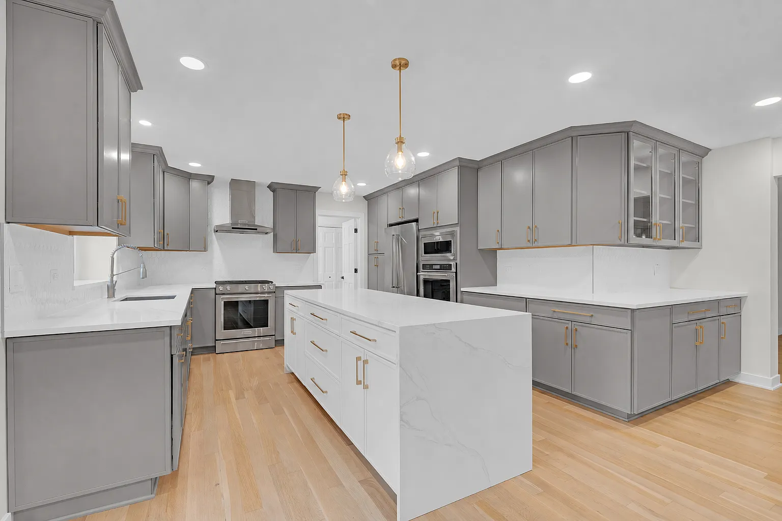 4 bed, 3200 sqft, $5,750 — Photo 2