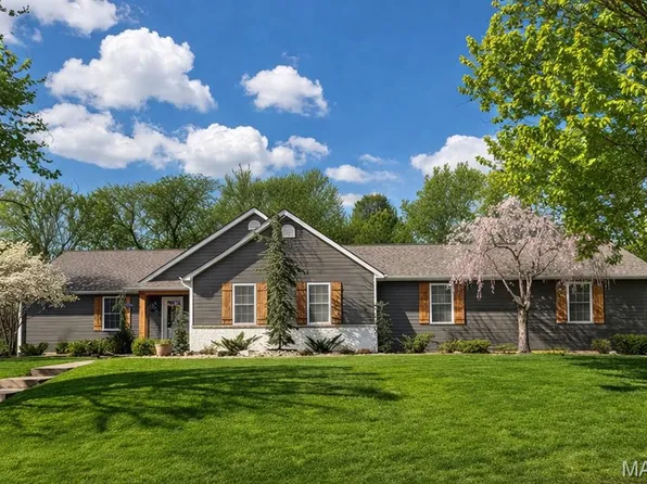 425 Round Tower Dr W, Saint Charles, MO 63304