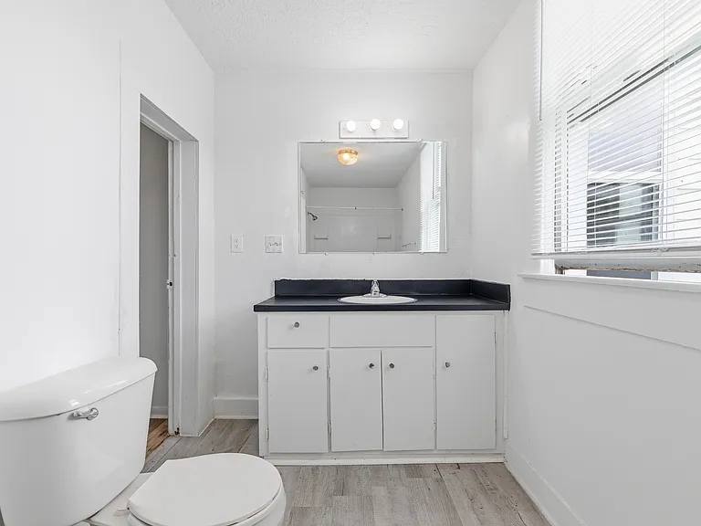1010 W 2nd St #2 — Photo 12