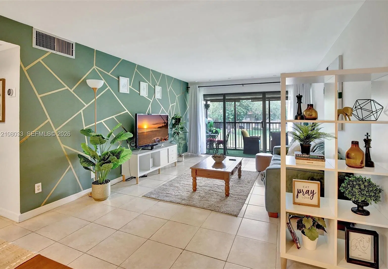 Hampton Court Condo — Photo 1