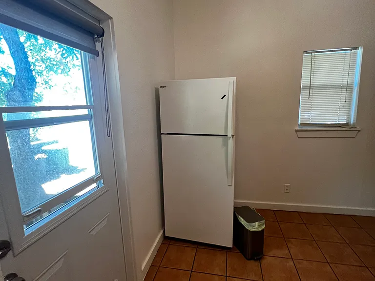 2406 Harris Ave — Photo 2