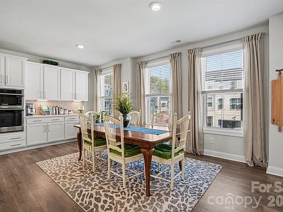 4th image of 2647 Roseglen Ln #17