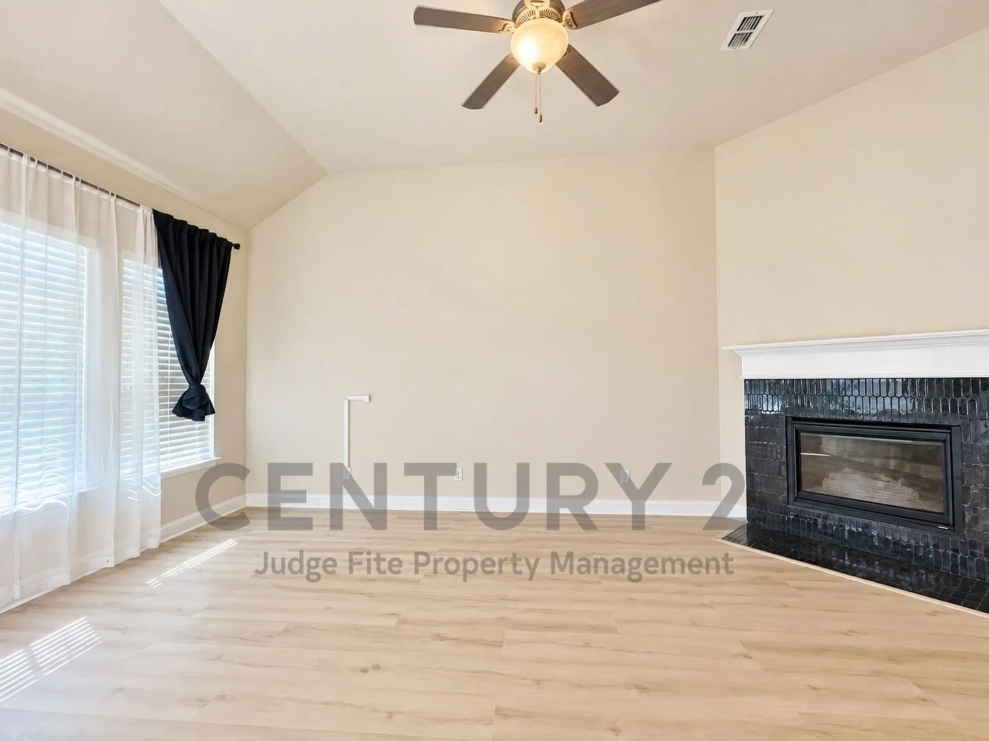 Well-Designed 3/2/3 Conveniently Located in The Colony For Rent! — Photo 3