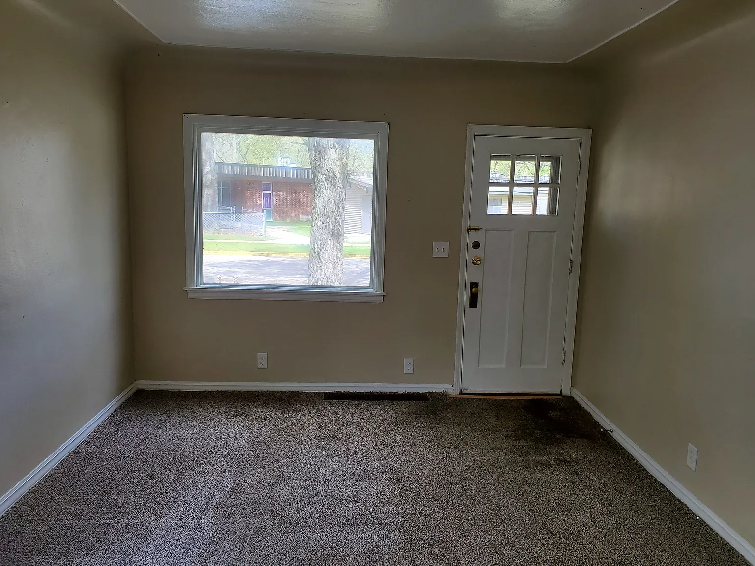 2 Bedroom,1 Bathroom Single Family Home — Photo 4