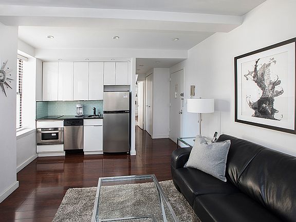5th image of 150 W 51st St APT 1720