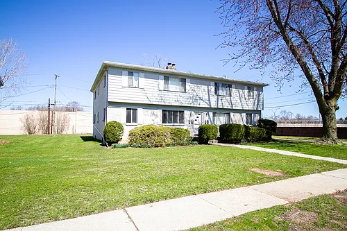 XL 2BR Upper Apartment! 950 SF! Washington Local Schools! Updated Hardwoods, On Site Laundry, Cen... — Photo 1