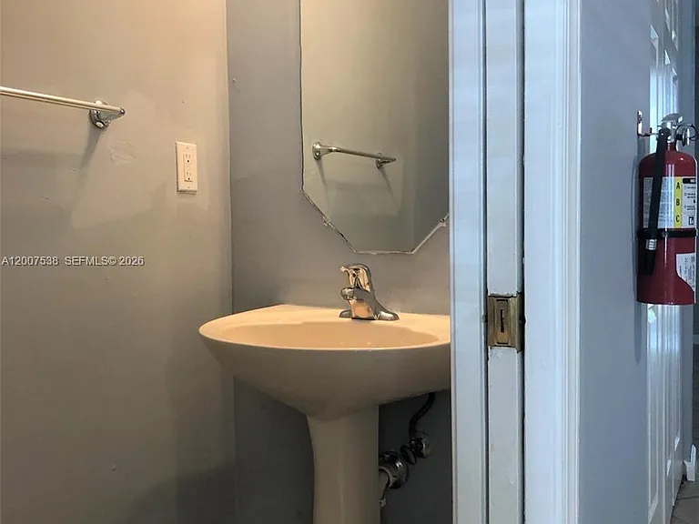 8209 SW 25th Ct — Photo 17