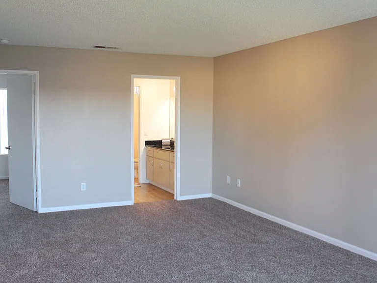 Hesperia Regency Apartments — Photo 42