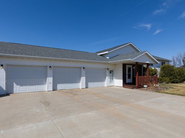 10710 Rose Dr, Bismarck, ND 58501