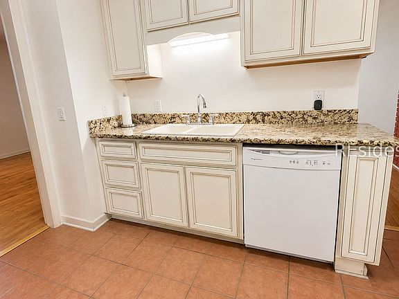 5th image of 3000 Dogwood St