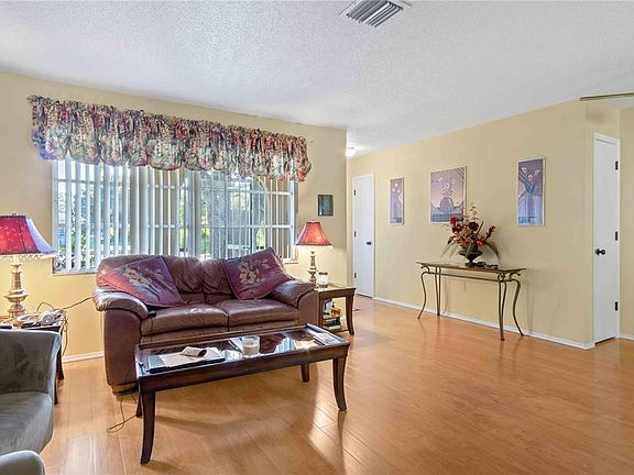4th image of 19 Eppinger Dr