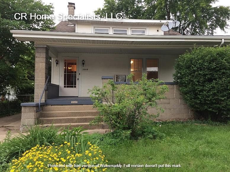 Inviting retro upstairs apartment near Bradley University and downtown Peoria