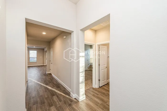 3 bed, 2.0 bath, 1676 sqft, $2,340 — Photo 3