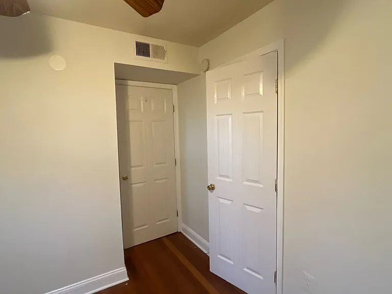 914 Barnaby St SE #103 — Photo 6