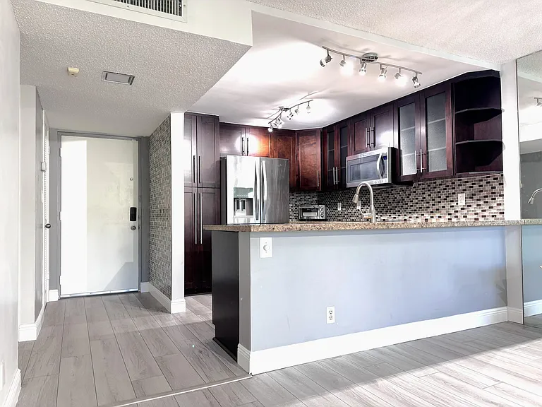 2311 S Cypress Bend Dr — Photo 5