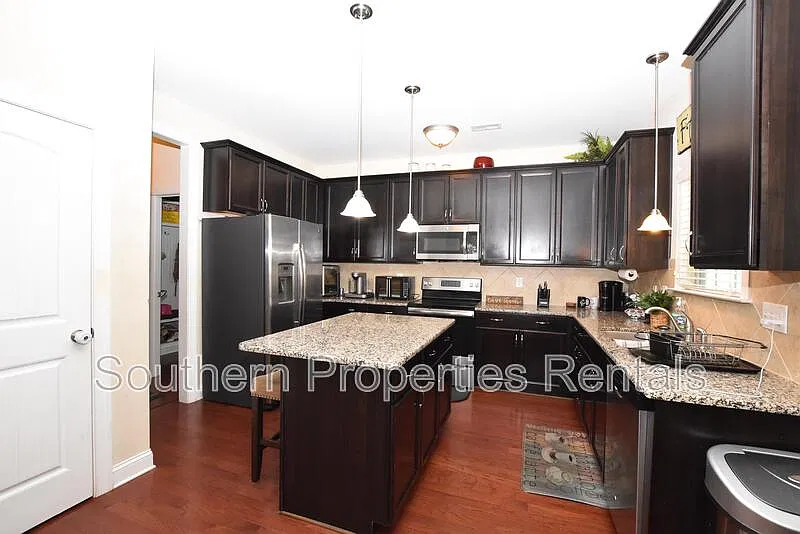 4 bed, 3.5 bath, 2929 sqft, $2,200 — Photo 4