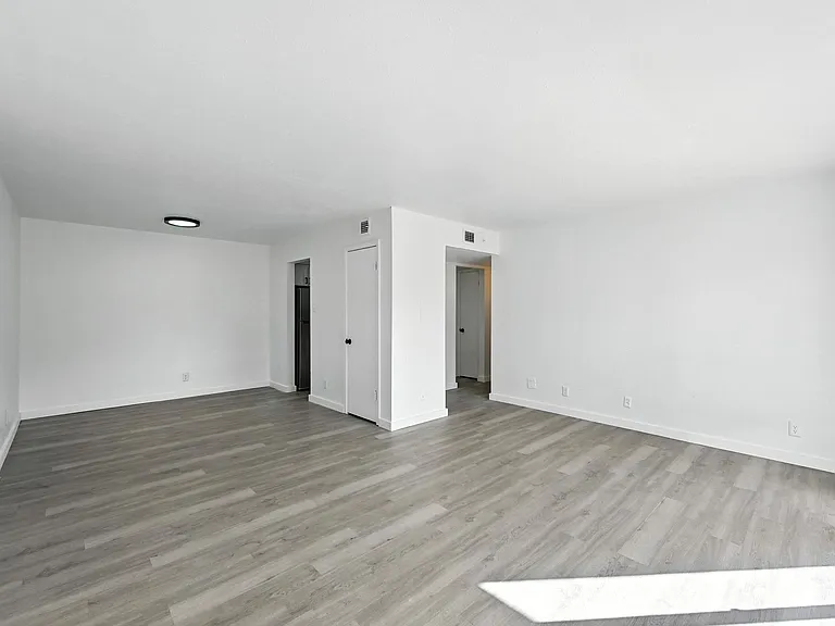 South Crest Apartments: All Bills Paid -Dazzling Dallas Apartments in Quiet Area! — Photo 9