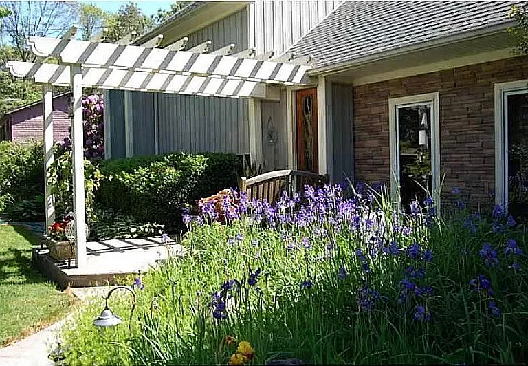 66 Newcastle Dr — Photo 3