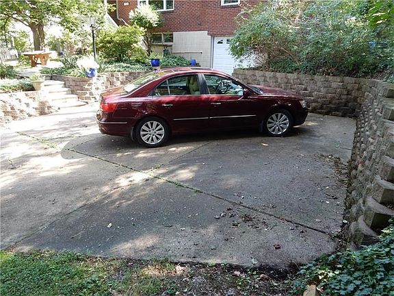 There is a 1 car integral garage but there is also extra parking off to the side of the driveway. Lo