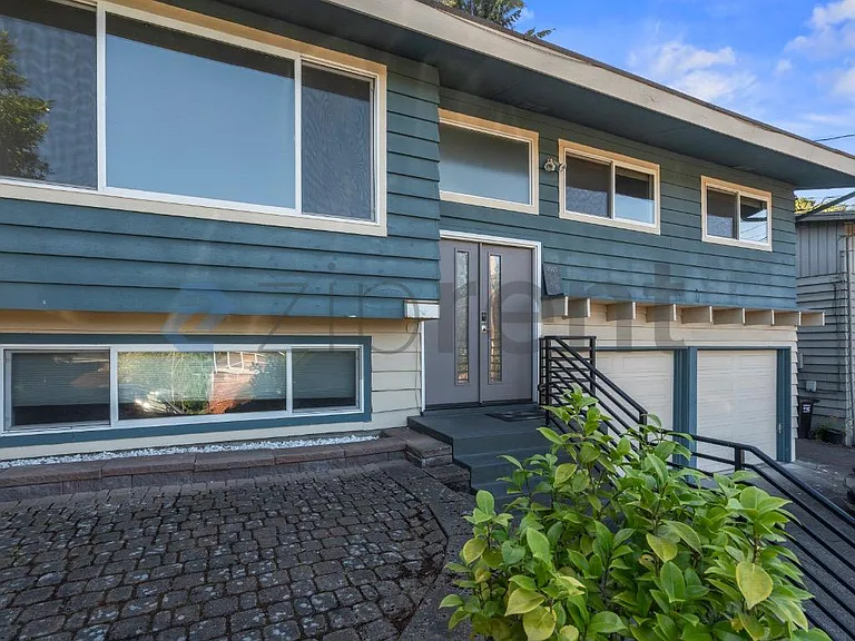 2915 Harris Pl S — Photo 3
