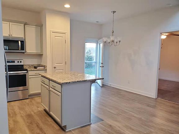 3rd image of 4423 Chusto Dr
