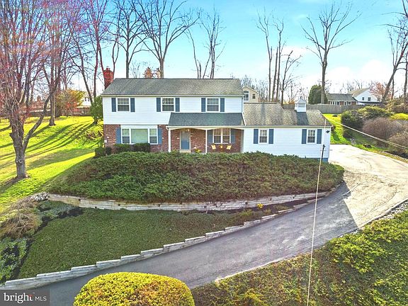 2nd image of 221 Foxcroft Rd