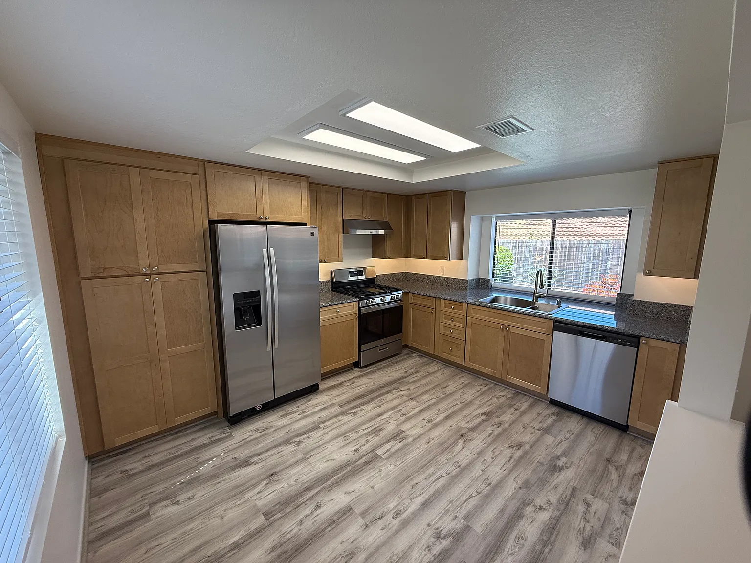 3 bed, 2.5 bath, 1451 sqft, $3,495 — Photo 3