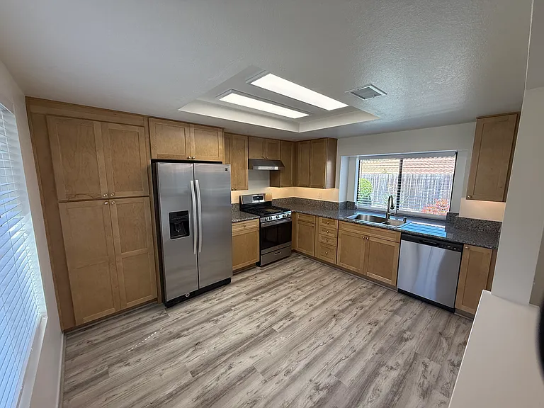 832 Lochwood Pl — Photo 3
