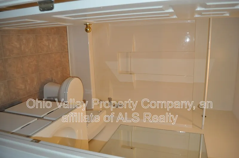 2 bed, 1.0 bath, 875 sqft, $1,050 — Photo 2