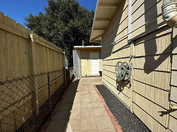 4th image of 2509 Eucalyptus Dr