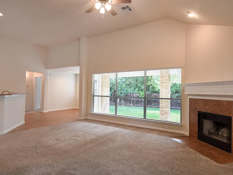 22 Hobbit Glen Dr — Photo 3